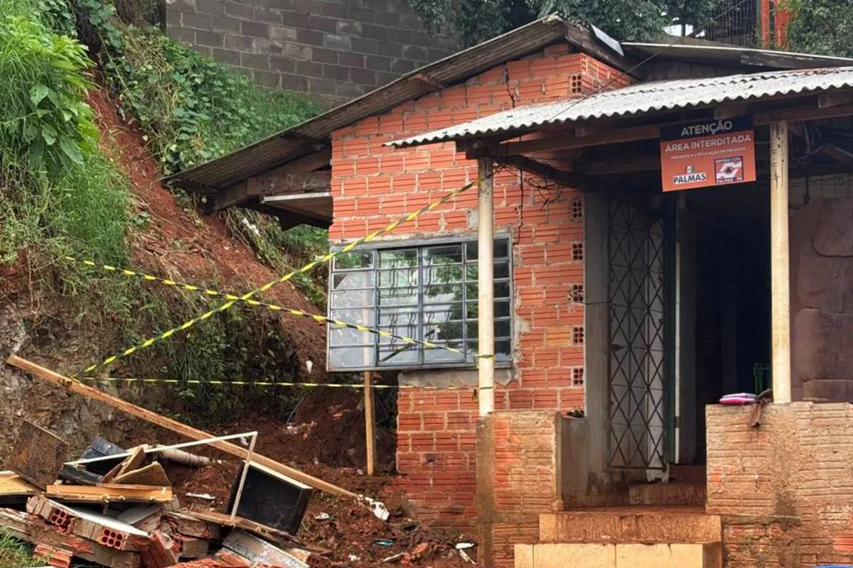 75 casas são atingidas e famílias são retiradas às pressas