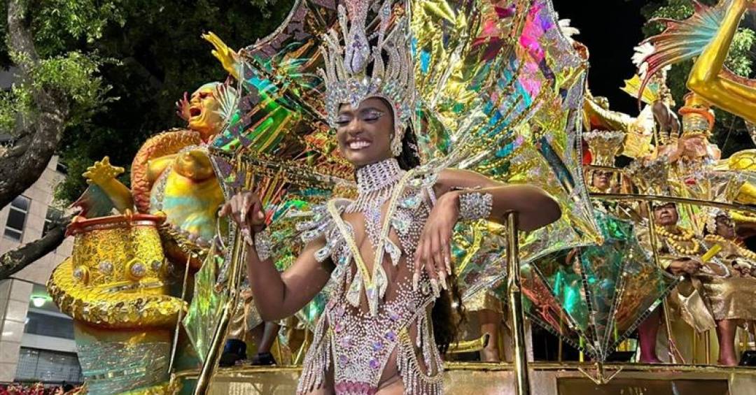 Antecessora de Juliana Paes, Erika Januza é ovacionada na Viradouro