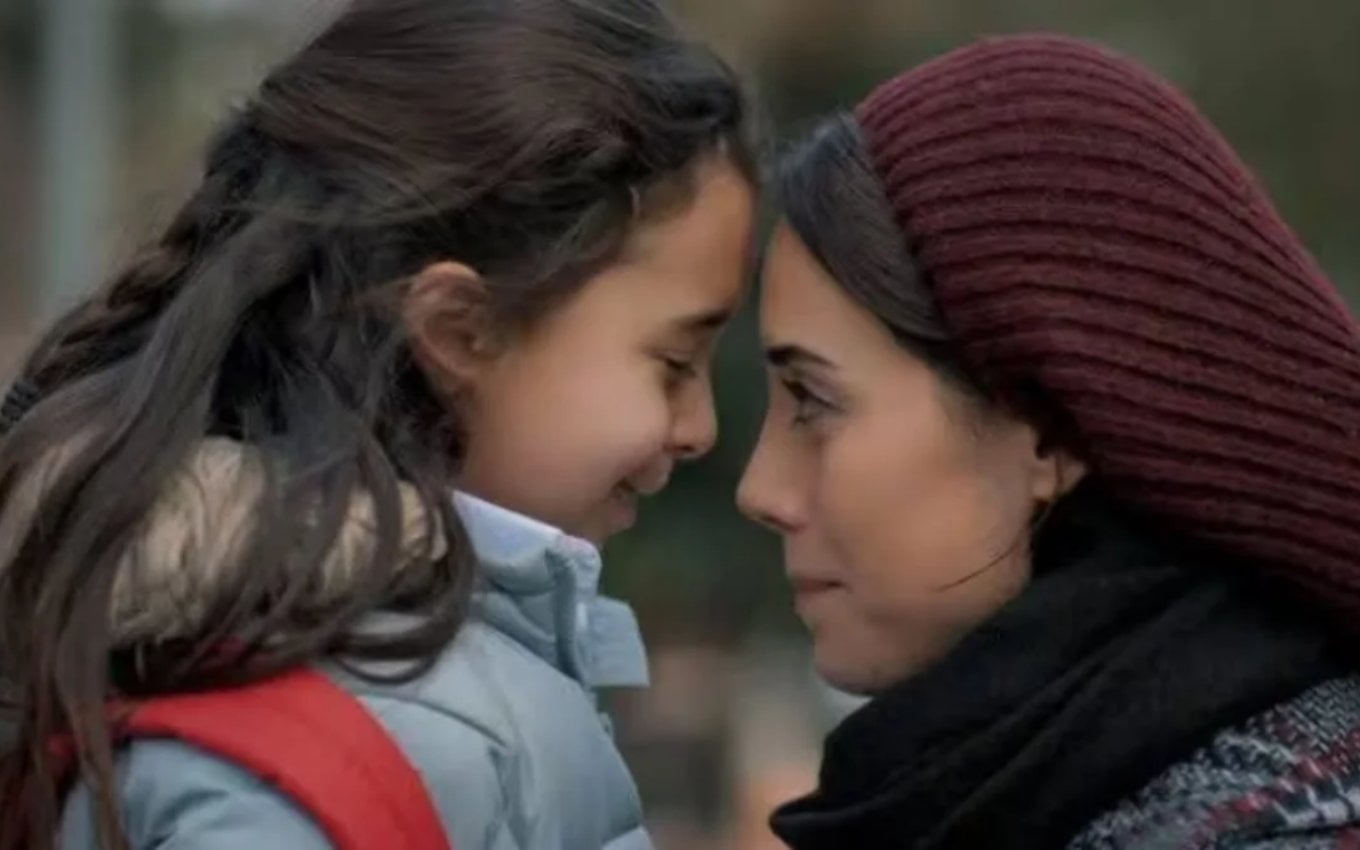 Antes de morrer, Zeynep se despede de Melek no final da novela