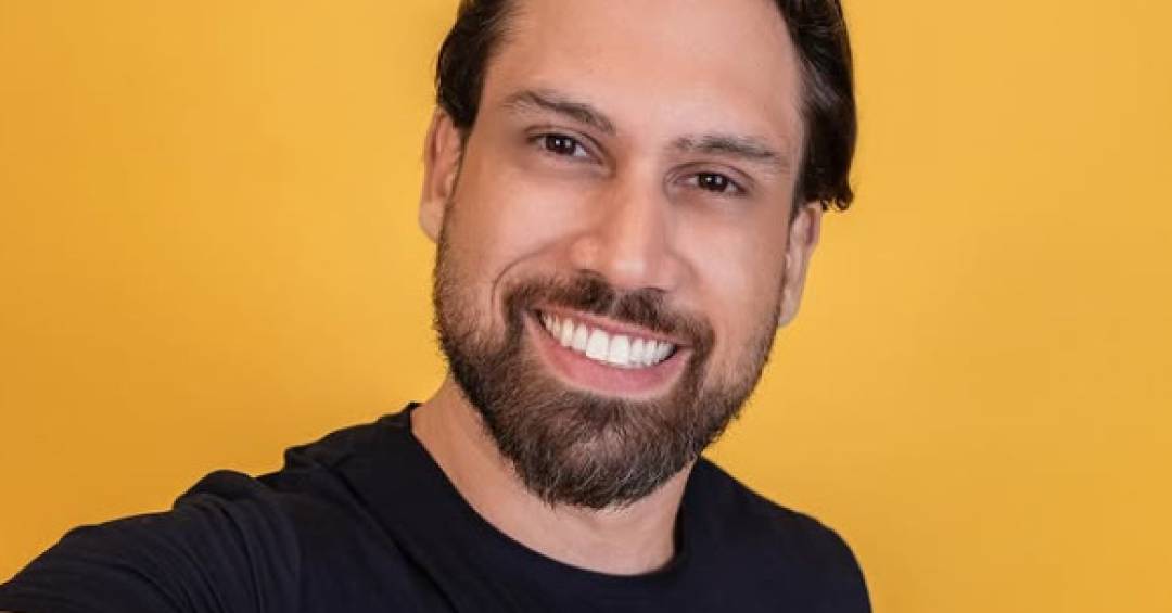 Após rumores, Brigido revela se beijou homens no BBB 26