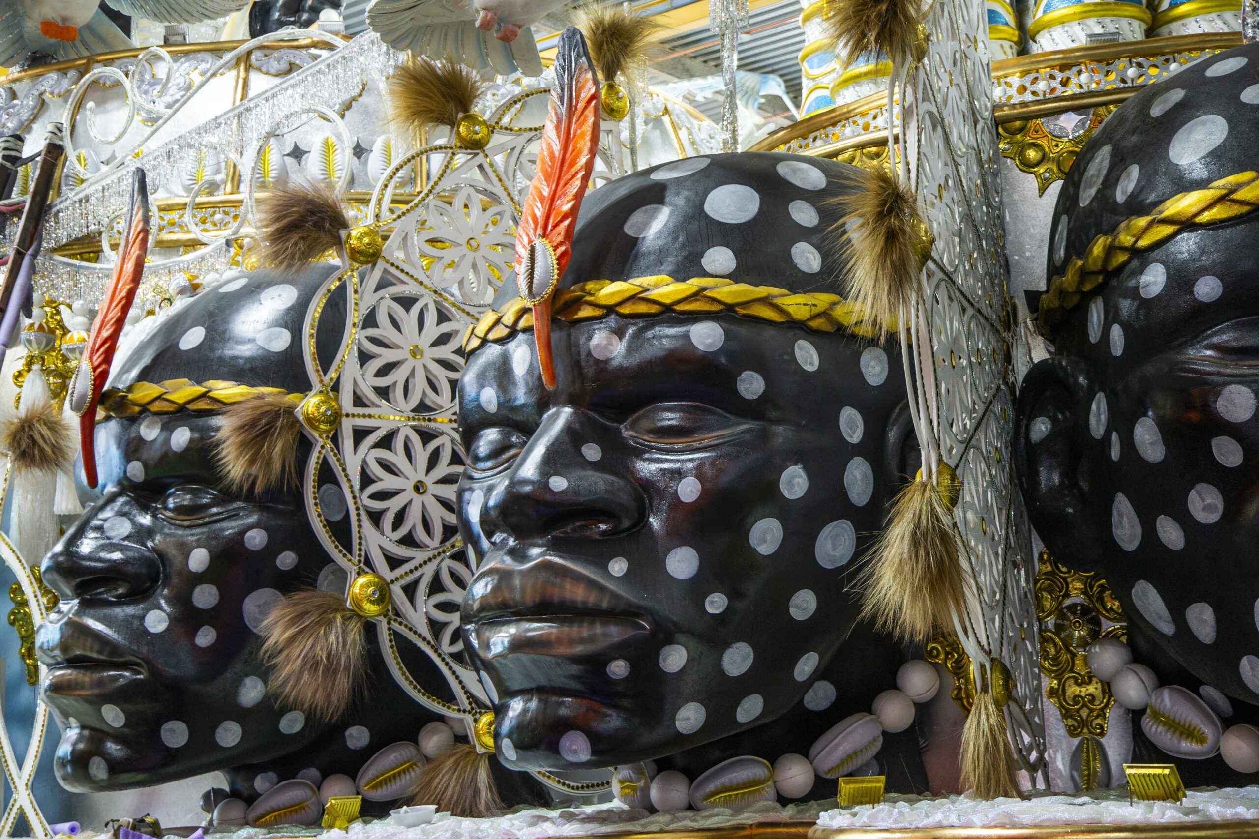 Beija-Flor canta o maior candomblé de rua do Brasil, com referências a Bethânia, Caetano e Dona Canô