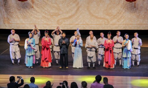 Bloco Asiático estreia no Carnaval de Curitiba com danças e artes marciais