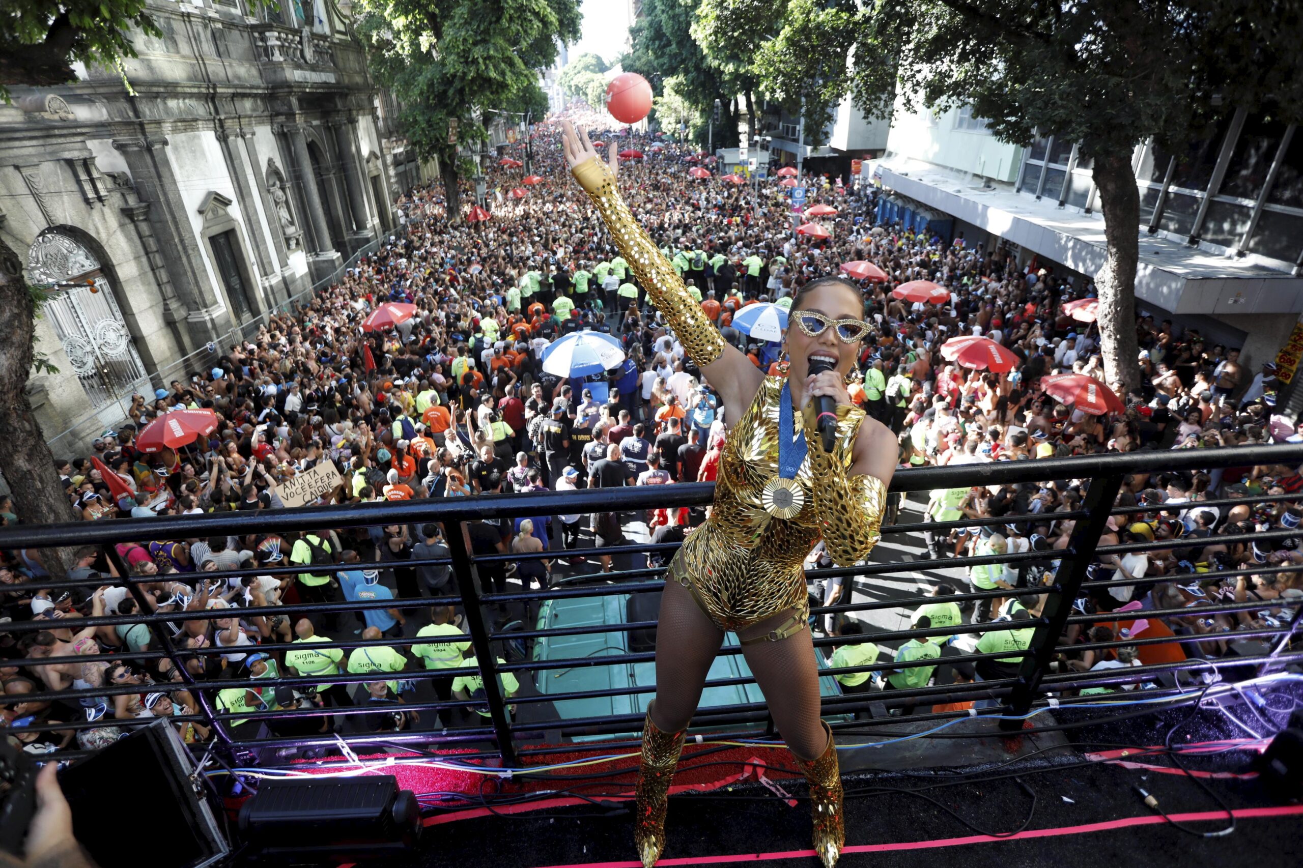 Bloco da Anitta, Mulheres de Chico e outros 18 cortejos animam o Rio neste sábado; confira a programação