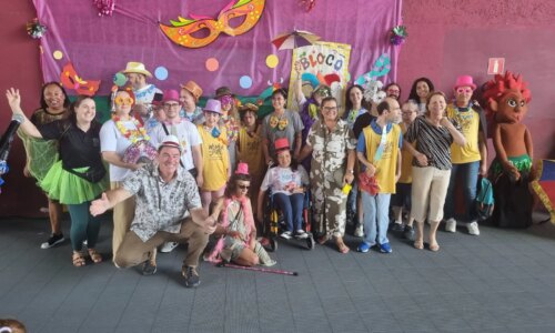 Bloco da Inclusão reúne 200 foliões em ginásio de Curitiba