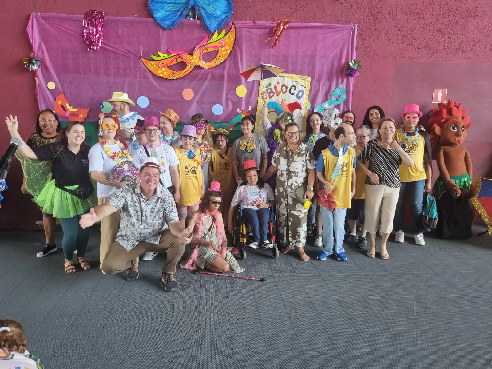 Bloco da Inclusão reúne 200 foliões em ginásio de Curitiba