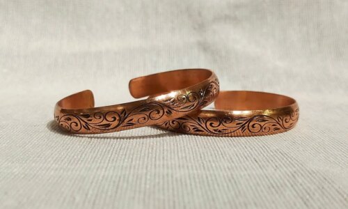 Bracelete de cobre: veja os benefícios energéticos e como usá-lo no dia a dia