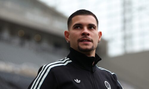 Bruno Guimarães chega ao Brasil segunda-feira para tratar lesão grau 3 na coxa