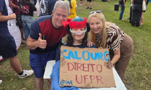 Calouro da UFPR com Duchenne mira política: “Conhecimento fez a diferença”