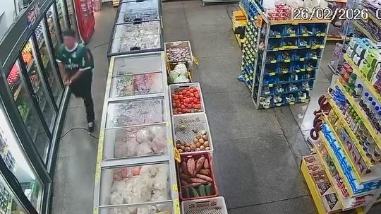 Câmera flagra furto em mercado no Santa Cruz