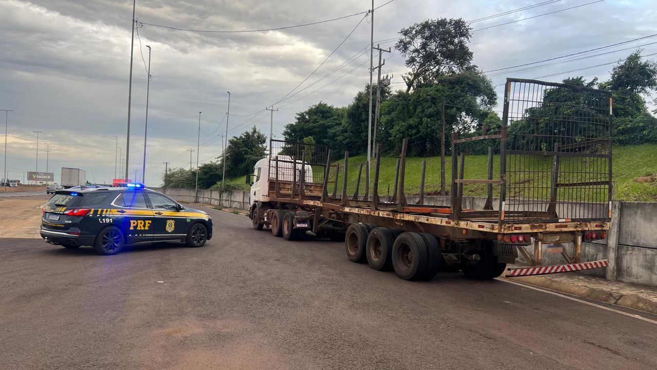 Caminhão em condições precárias é recolhido pela PRF durante fiscalização em Cascavel