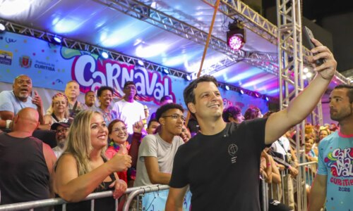 Carnaval de Curitiba atrai 20 mil pessoas em noite de desfiles