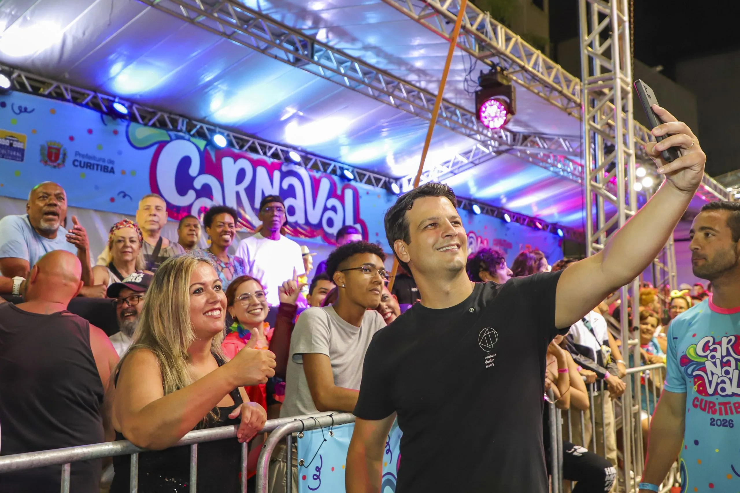 Carnaval de Curitiba atrai 20 mil pessoas em noite de desfiles