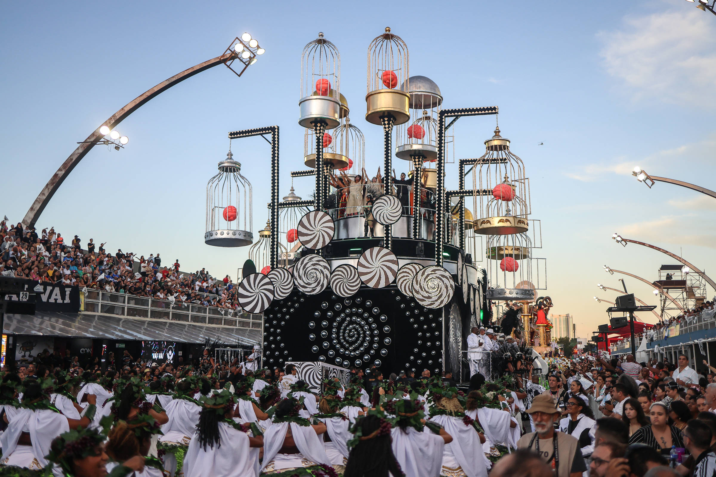 Carnaval em SP tem previsão de sol, calor e chuvas à tarde - 12/02/2026 - Cotidiano