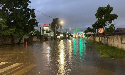 Chuva forte provoca alagamentos em bairros de Curitiba
