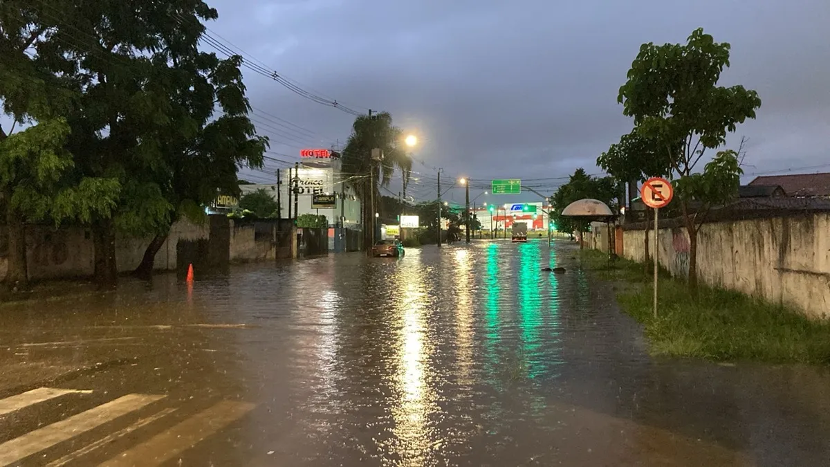 Chuva forte provoca alagamentos em bairros de Curitiba