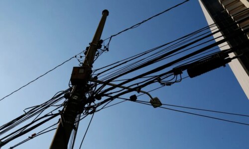 Copel é multada em mais de R$ 1 milhão por fios soltos em Maringá