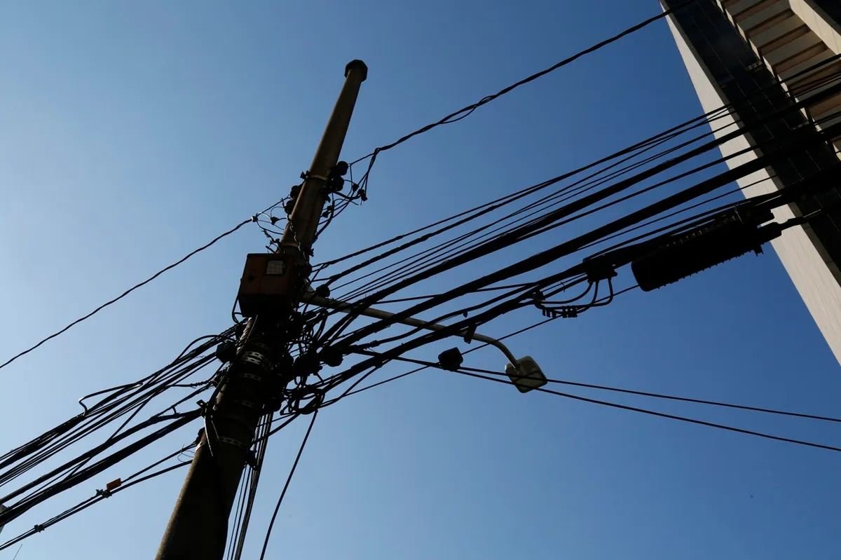 Copel é multada em mais de R$ 1 milhão por fios soltos em Maringá