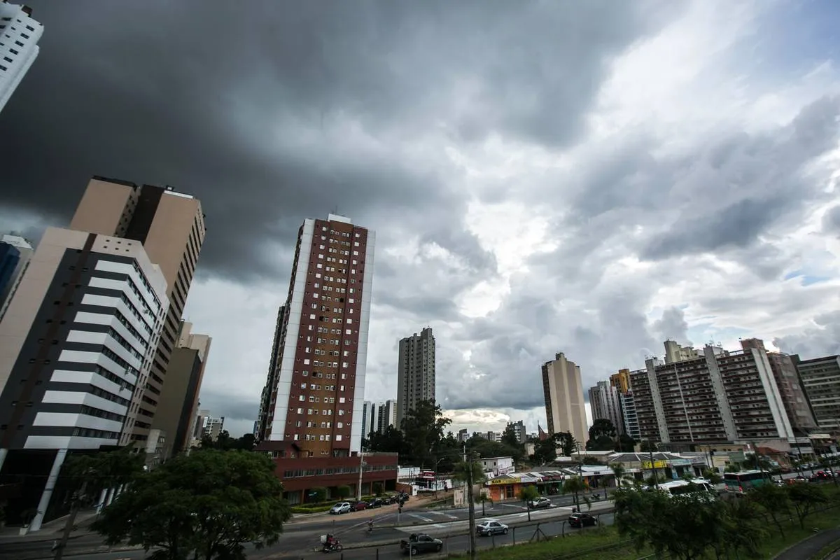 Curitiba entra em rota de temporal severo com risco de granizo nas próximas horas