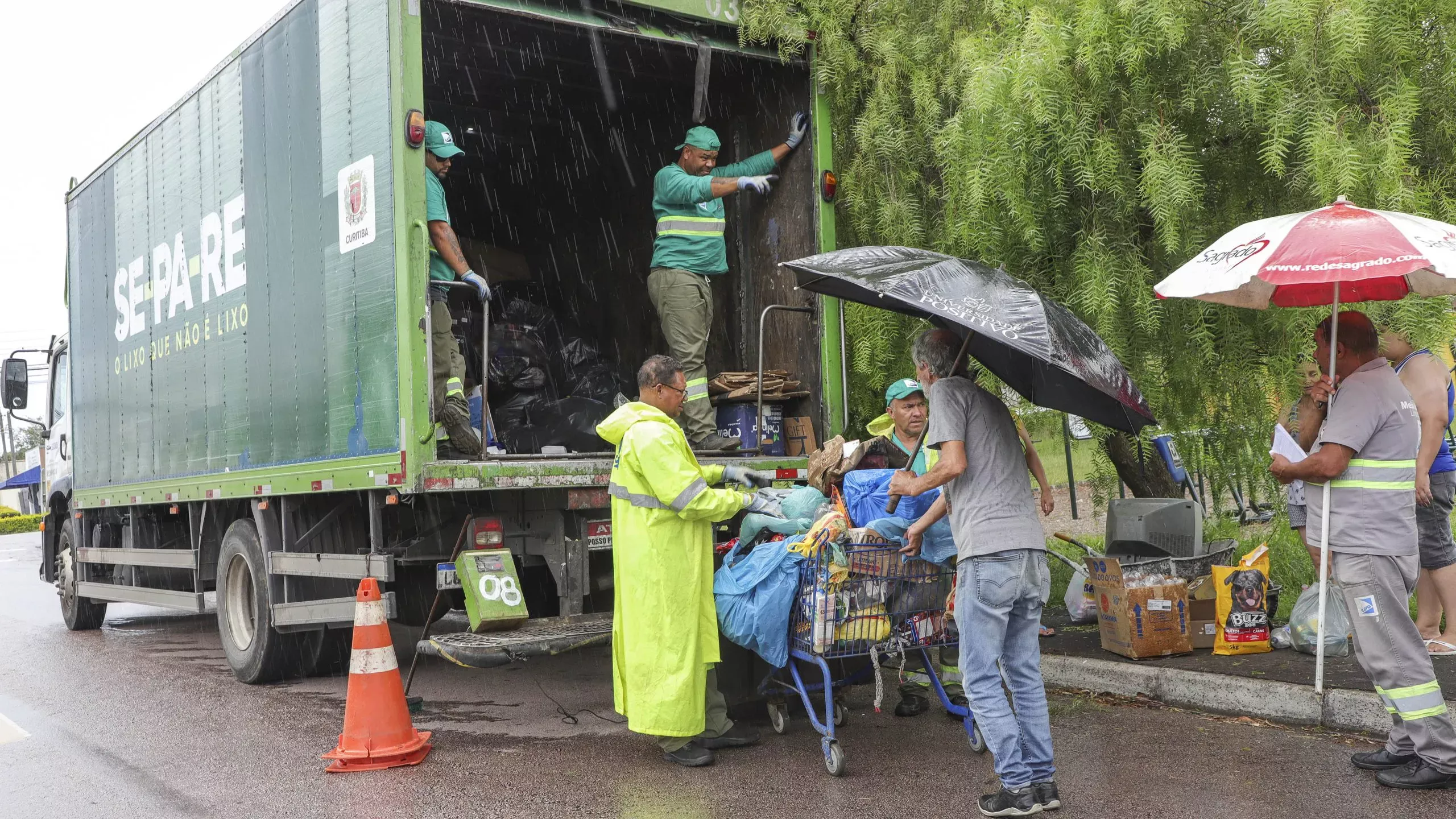 Curitiba oferece troca de recicláveis por alimentos em 12 bairros hoje