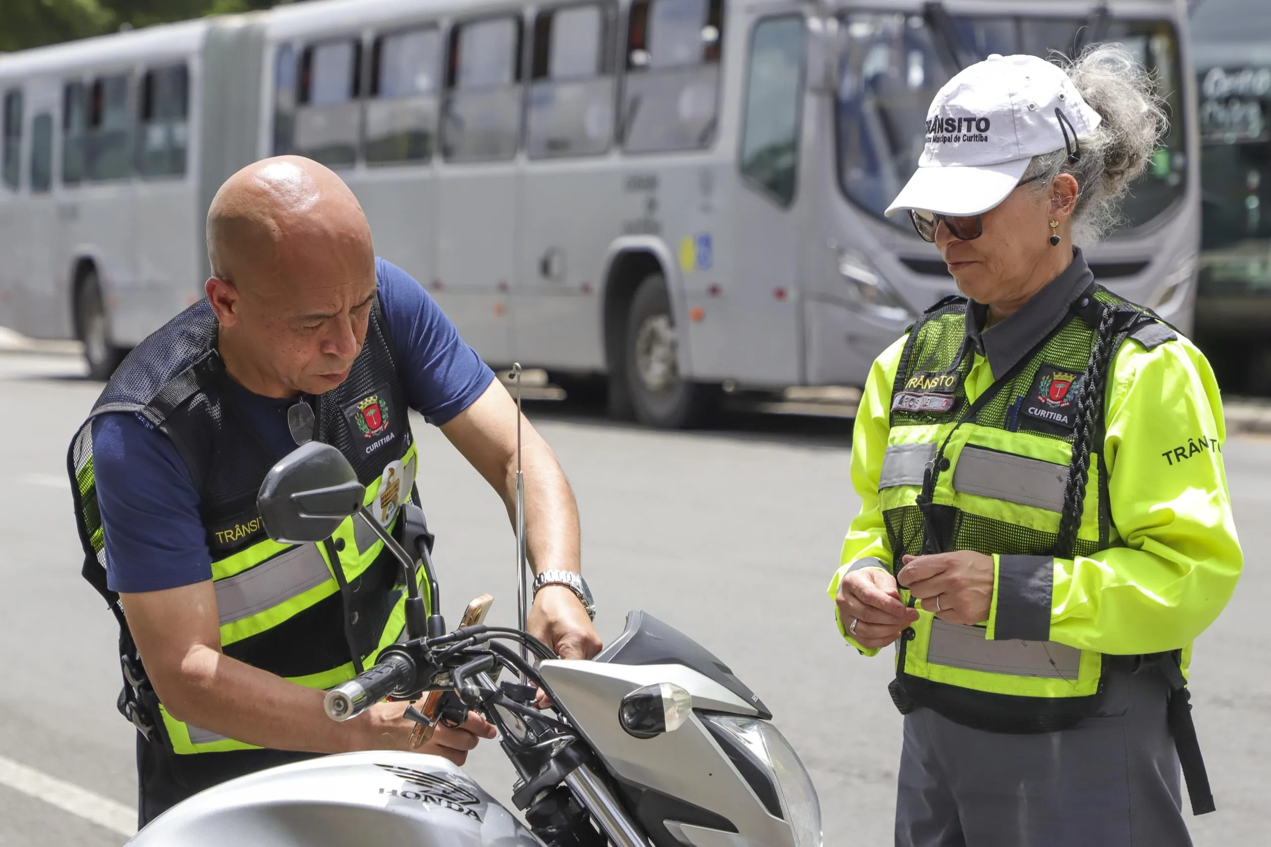 Curitiba realiza blitz educativa com instalação de antenas corta-pipas