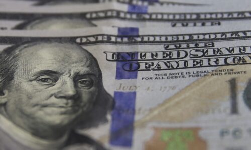 Dólar cai para o menor valor em 21 meses, e bolsa bate recorde