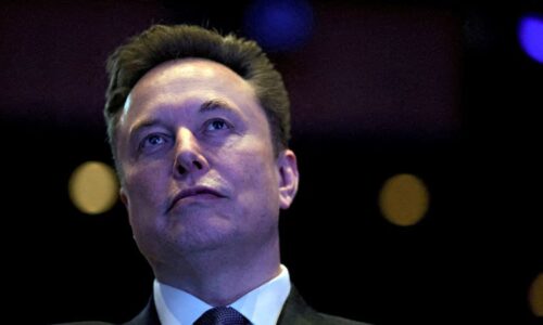 Elon Musk says SpaceX prioritizing the moon, pivots away from his Mars settlement ambition