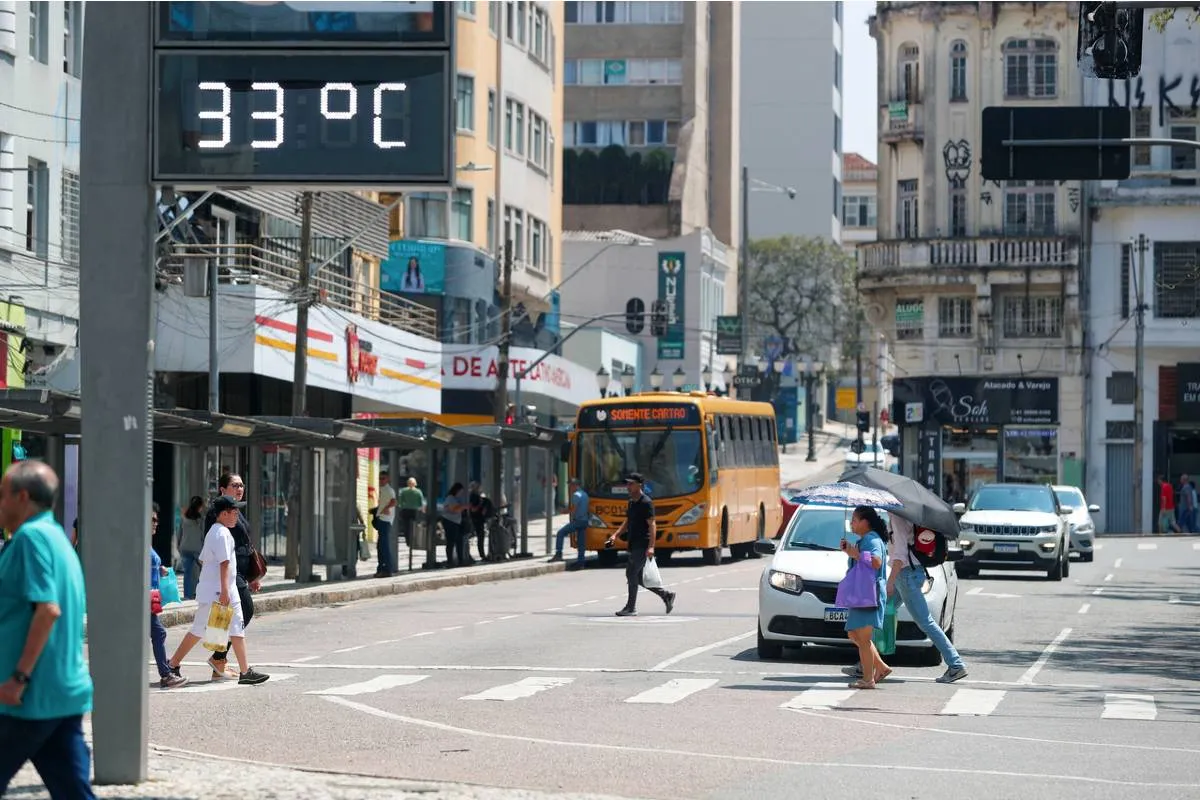Fim do calor extremo? Mudança no tempo traz chuva e refresco para Curitiba e Paraná