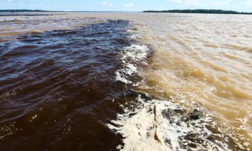 Força-tarefa busca 7 desaparecidos após lancha afundar