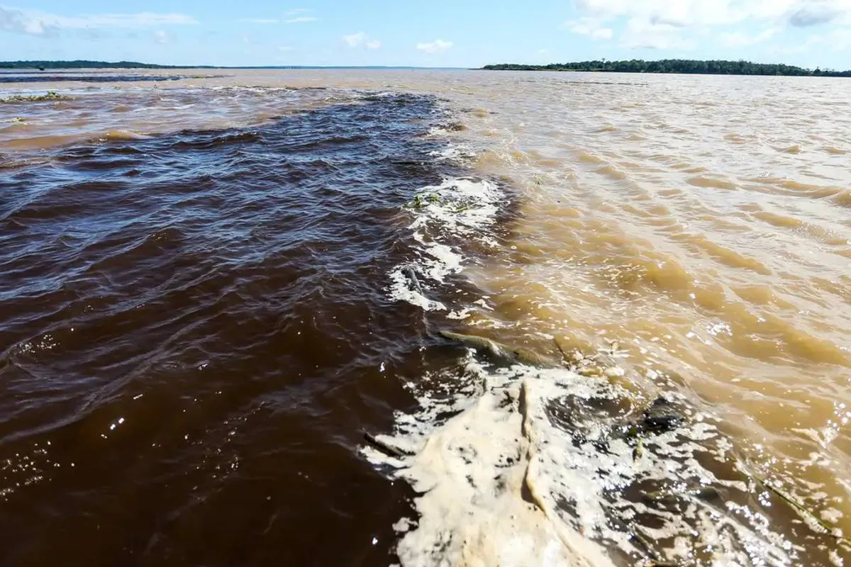 Força-tarefa busca 7 desaparecidos após lancha afundar