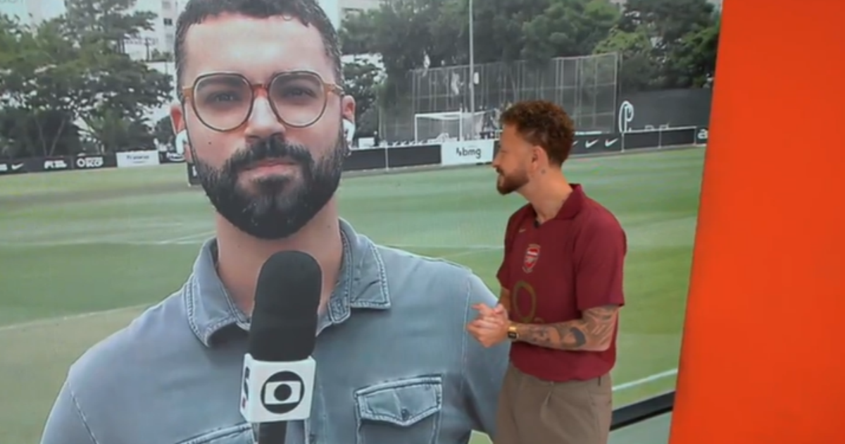 Fred apresenta Globo Esporte com camisa do Arsenal e revolta corintianos