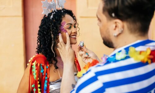 Glitter faz mal para a pele? Saiba quais cuidados adotar ao usar brilho no Carnaval