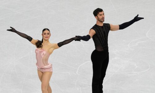 Guillaume Cizeron et Laurence Fournier Beaudry entrent en lice en patinage artistique, deux Français qualifiés en finale du saut à ski
