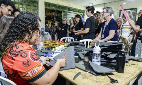 Idosos da Unapi visitam barracão da Mocidade Azul em Curitiba