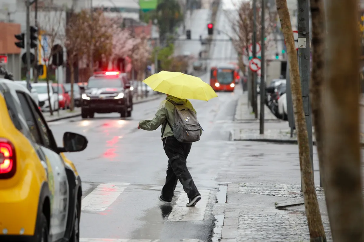 Início da semana no Paraná tem alerta para tempestade e chuvas