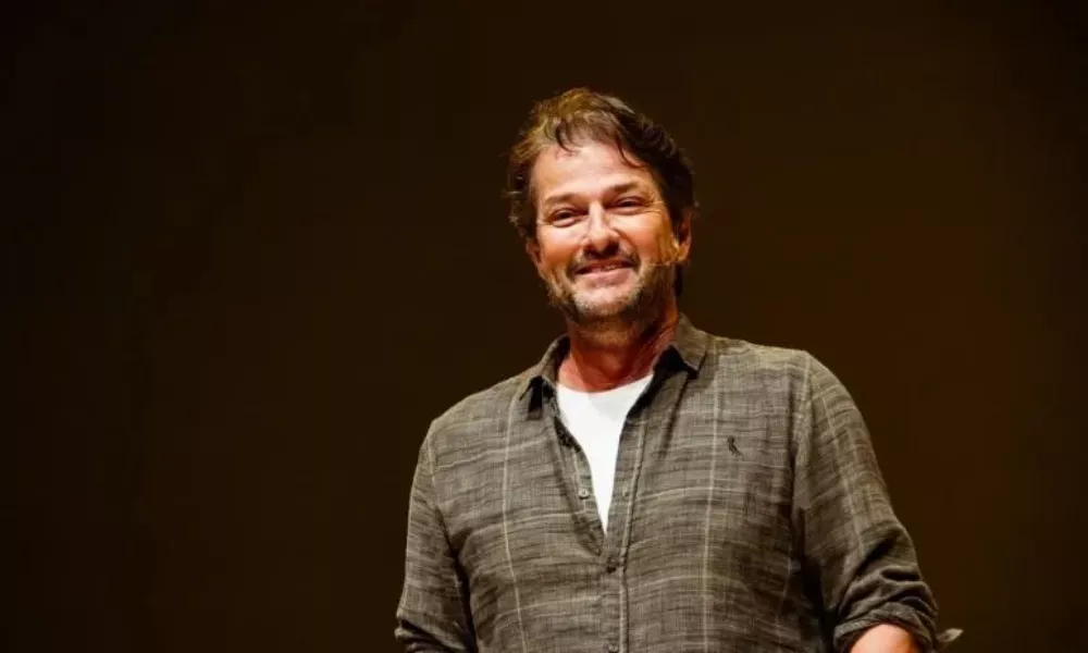 Marcelo Serrado estrela show de comédia “Terapia” no Teatro Cidade do Saber