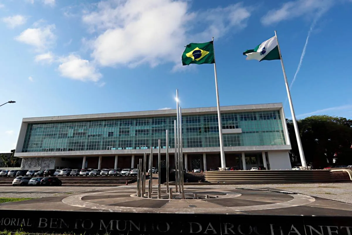 Moro lidera pesquisas no Paraná, mas grupo de Ratinho Jr. prepara contra-ataque