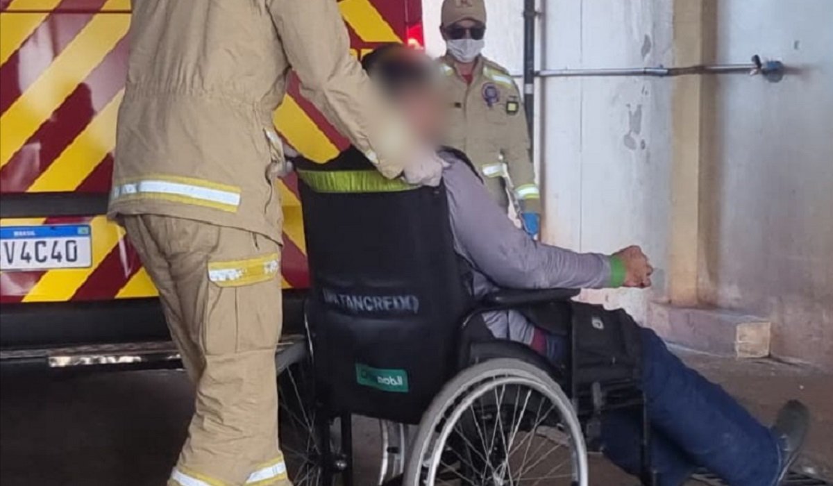 Motociclista sofre ferimentos no corpo todo em queda na esquina da Tancredo Neves com a Vitória