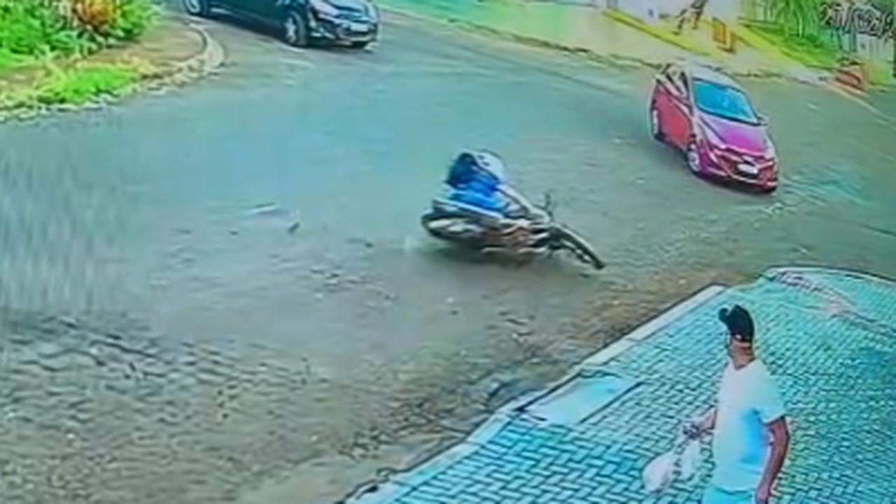 Novo ângulo mostra motociclista caindo para evitar colisão no Santa Felicidade