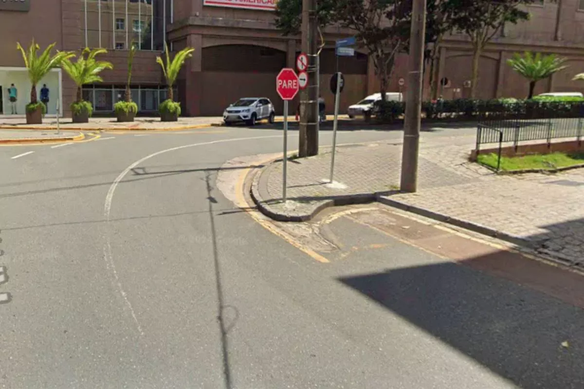 Obra em Curitiba vai criar novo sentido e nova rotatória em rua ao lado de shopping