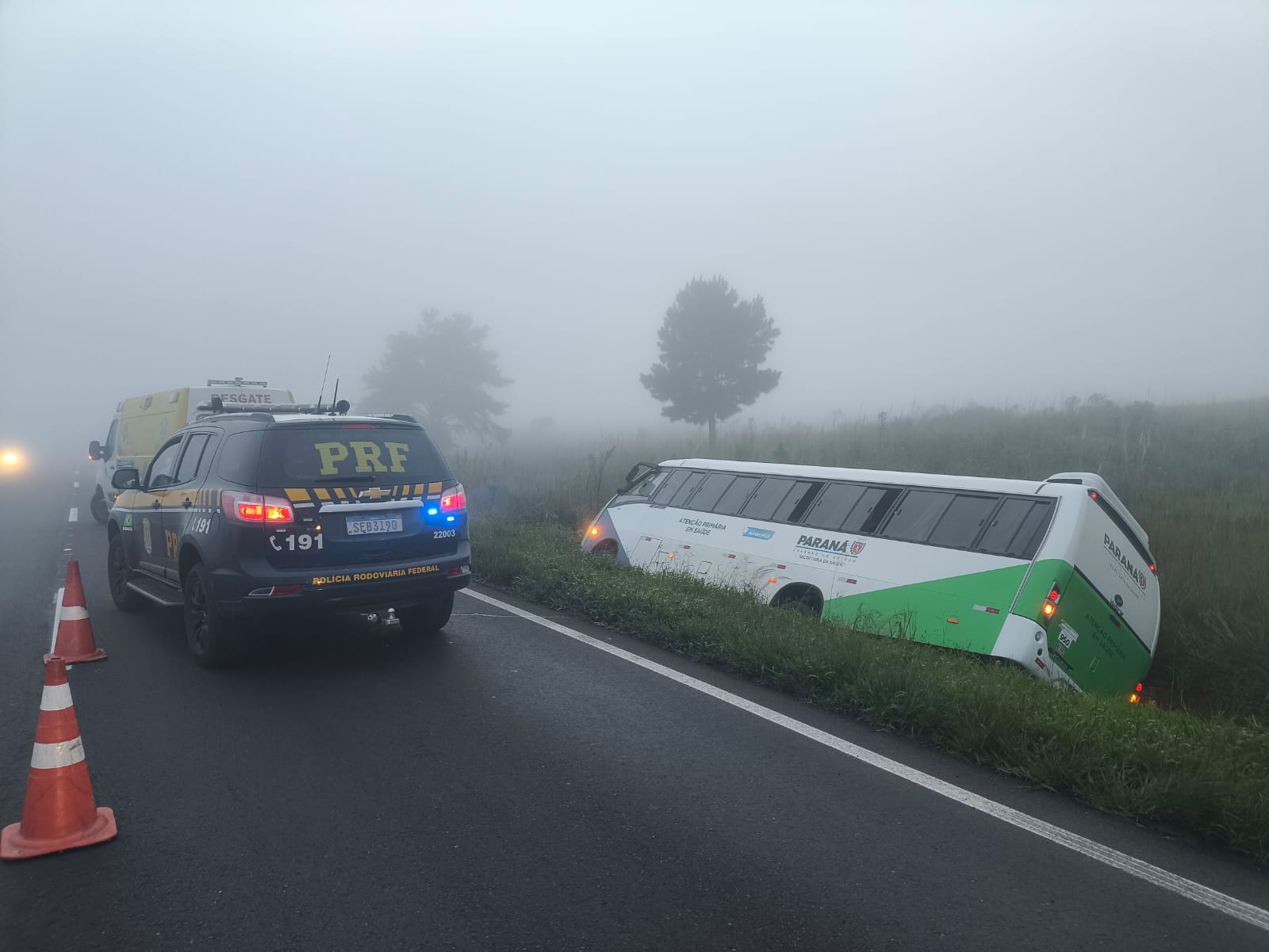 Ônibus da Saúde de Prudentópolis tomba na BR-277 e deixa três feridos leves