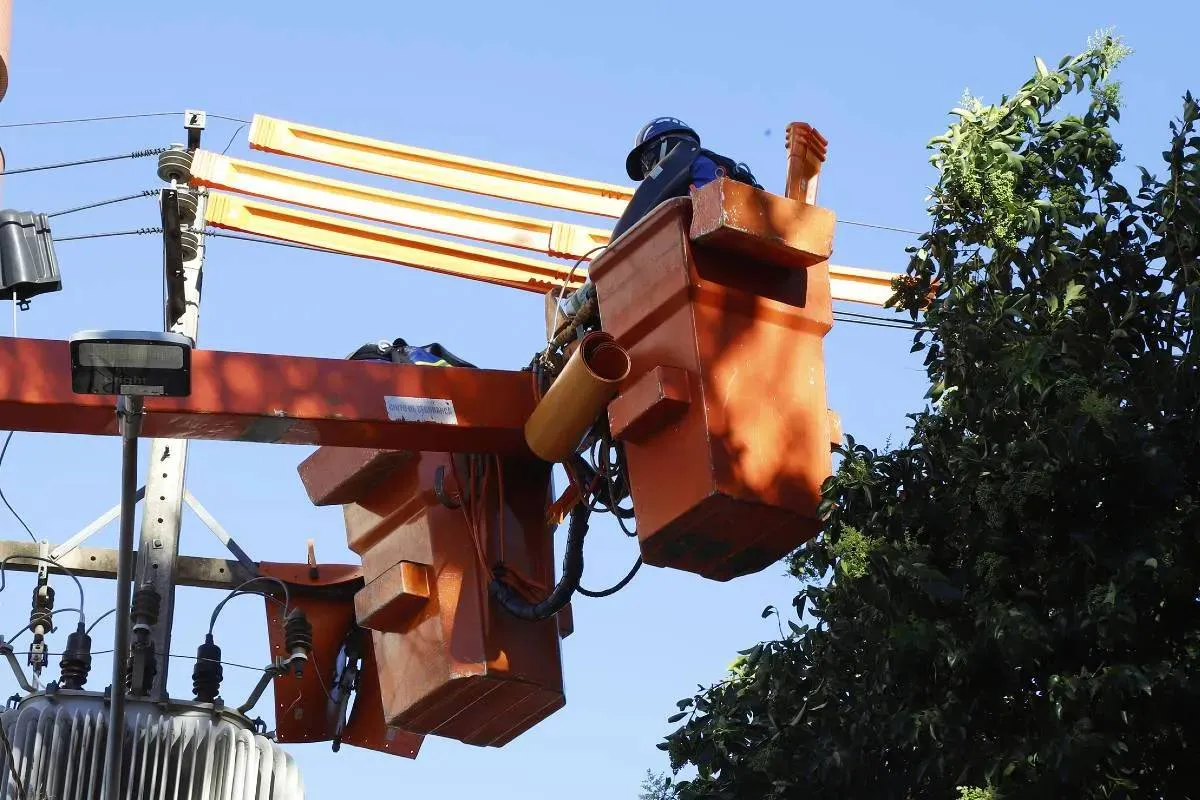 Reclamações por interrupção de energia disparam 55% no PR após privatização da Copel