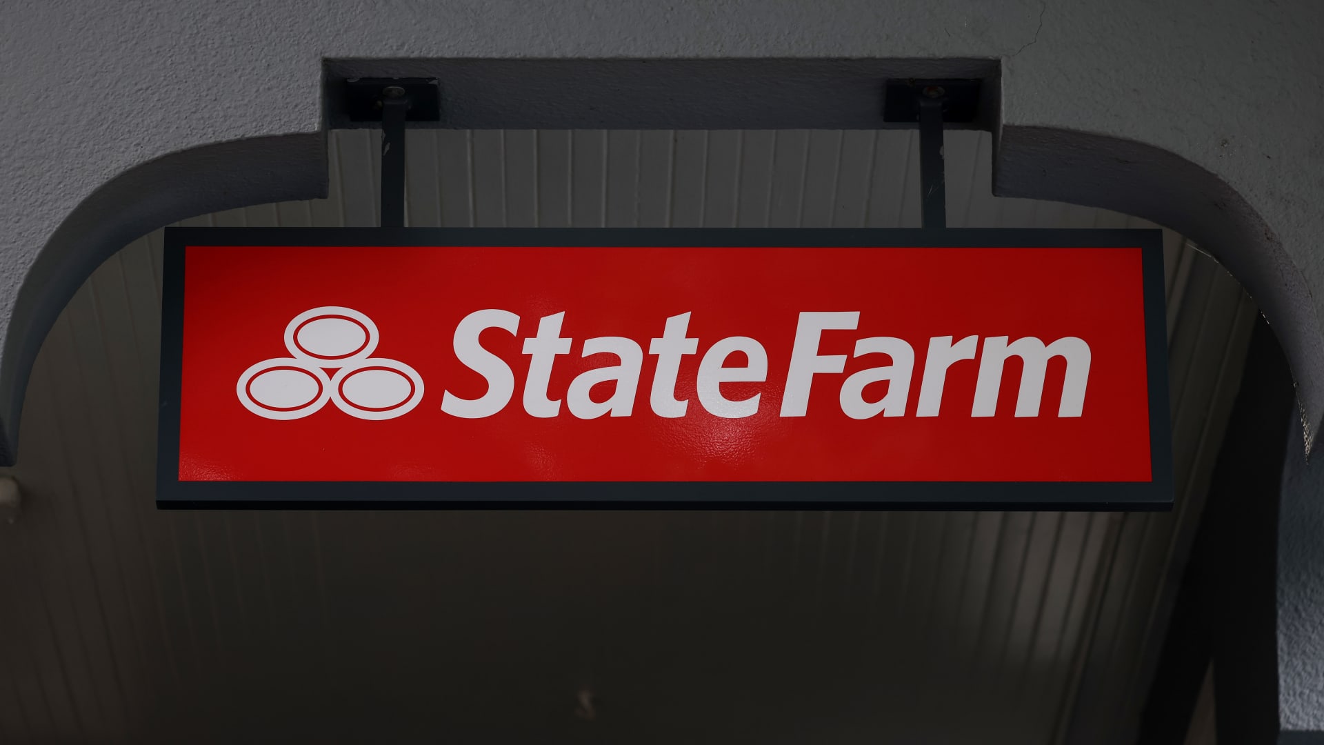 State Farm announces $100 average refund for car insurance customers