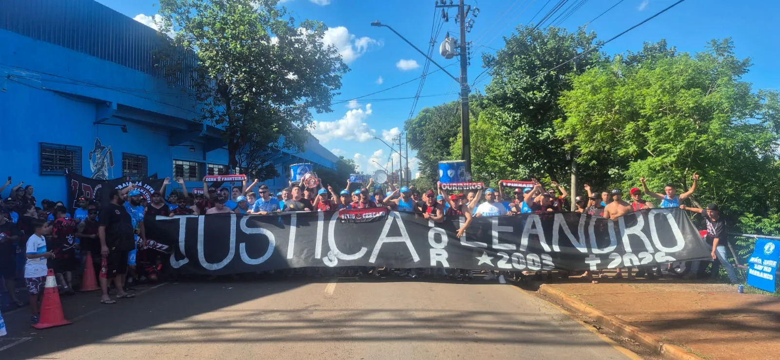Torcidas fazem ato por justiça a torcedor morto