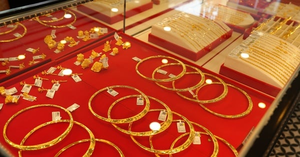 Ay takvimine göre 12. ayın 23. gününde Mutfak Tanrısı'na sunulmak üzere sazan balığı satın almak: Ho Chi Minh şehrindeki Pham Van Hai pazarında şaşırtıcı bir manzara.