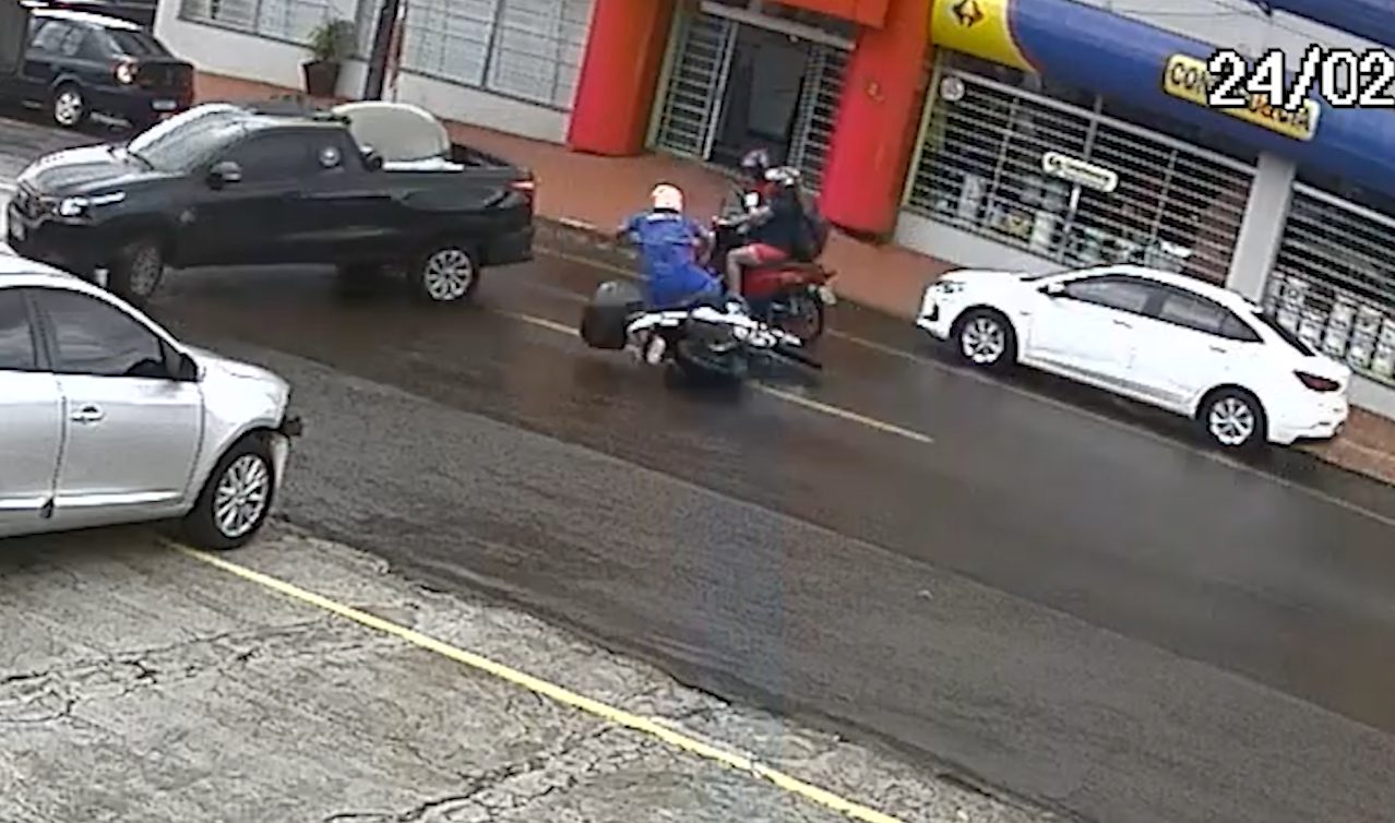 Vídeo mostra motociclista derrapando na pista ao tentar desviar de carro