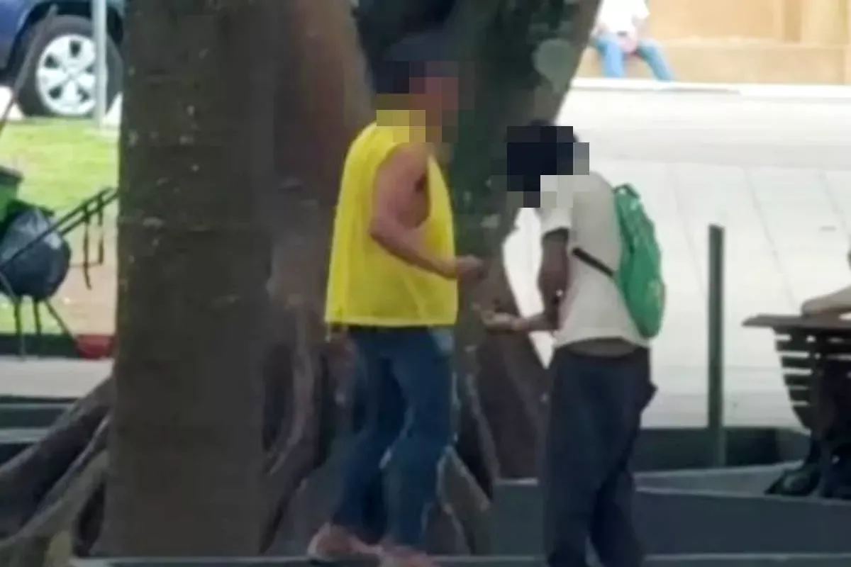 Vídeos mostram venda de drogas à luz do dia