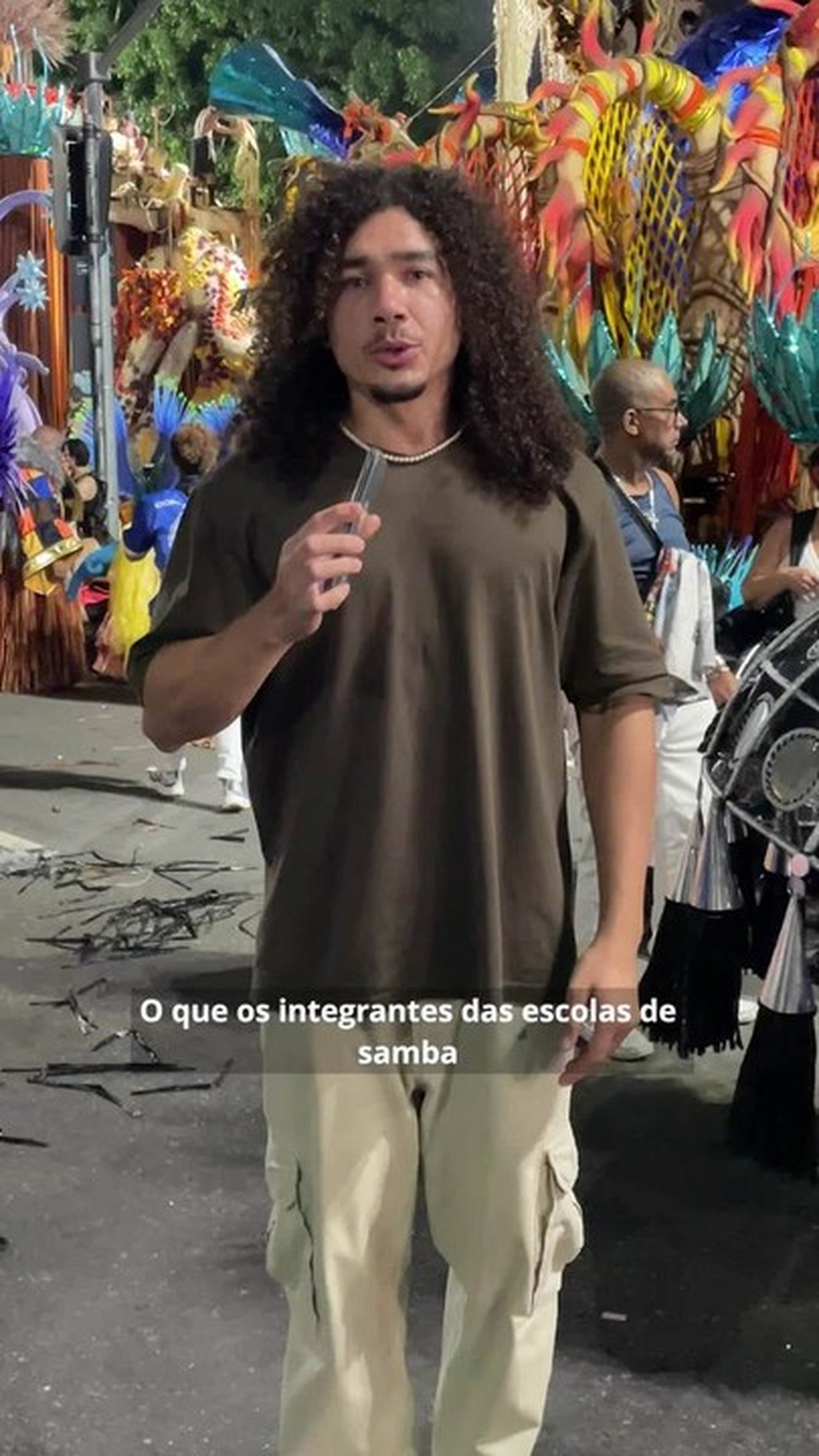 como são os minutos finais das escolas de samba antes de entrar na Sapucaí; vídeo