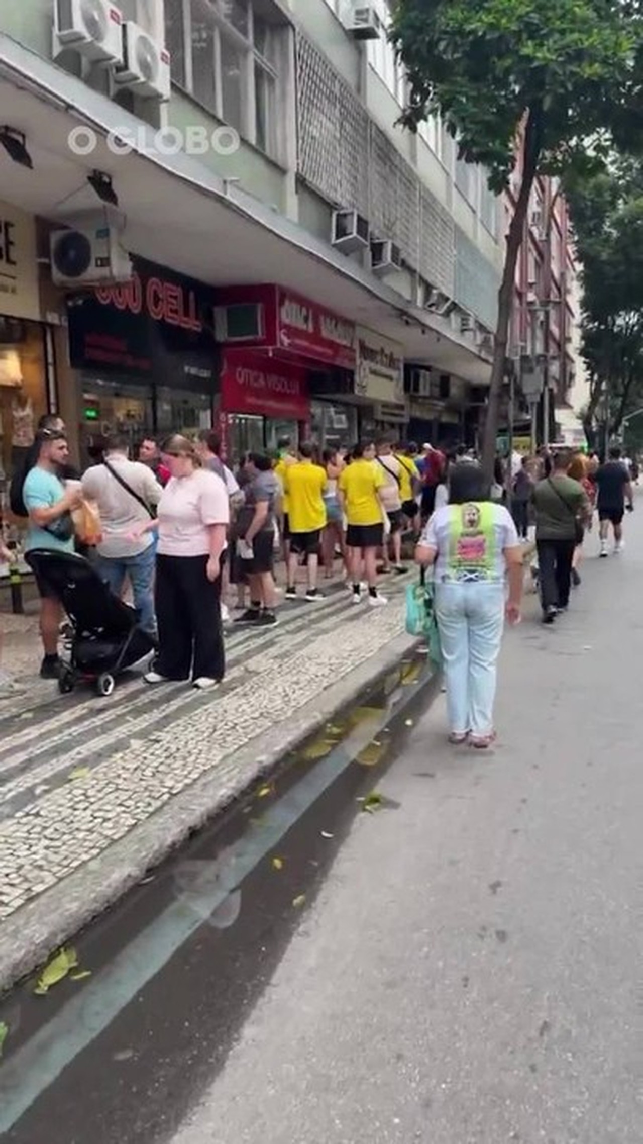 turistas lotam loja do Fluminense em Copacabana para assistir a jogo contra o Botafogo
