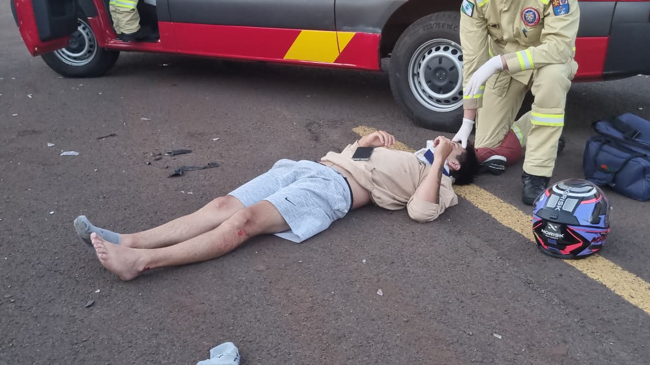 Acidente entre carro e moto deixa jovem ferido no Bairro Floresta, em Cascavel