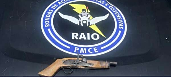 Adolescentes são conduzidos com arma de fogo pela PMCE em Novo Oriente